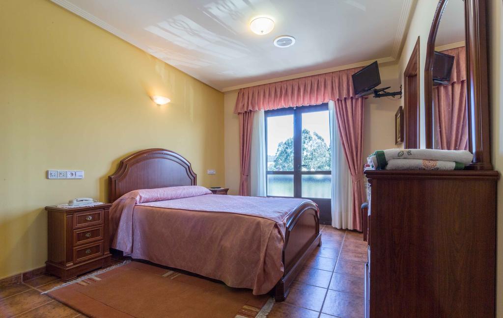 Hostal Restaurante O'Cadaval Frades Eksteriør billede