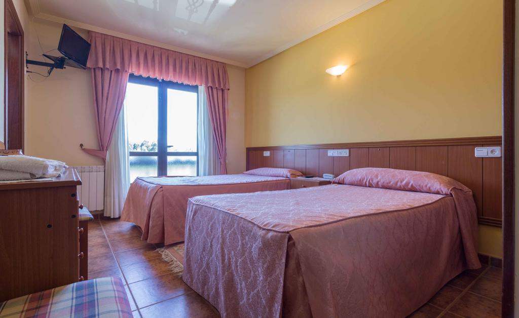 Hostal Restaurante O'Cadaval Frades Eksteriør billede